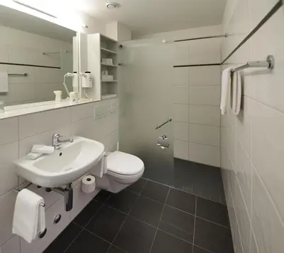 Ein Badezimmer in der Unterkunft Hotel Artos Interlaken