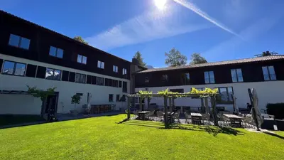 Ein Garten an der Unterkunft Family & Mountain Lodge C'est la Vie