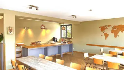 Ein Restaurant oder anderes Speiselokal in der Unterkunft Family & Mountain Lodge C'est la Vie