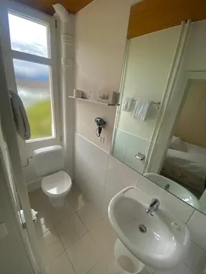 Ein Badezimmer in der Unterkunft Hotel De La Paix