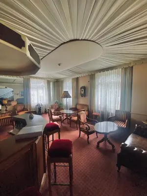 Ein Sitzbereich in der Unterkunft Hotel De La Paix