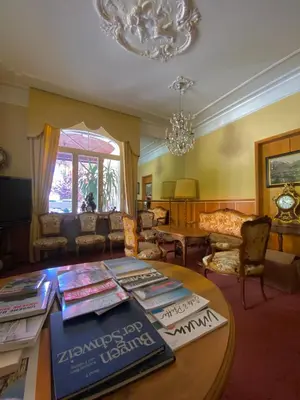 Ein Sitzbereich in der Unterkunft Hotel De La Paix