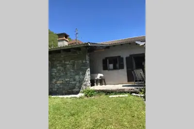 Das Gebäude in dem sich das Ferienhaus befindet