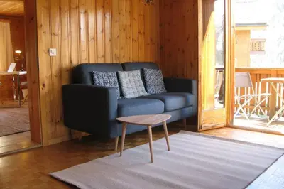 Ein Sitzbereich in der Unterkunft Alpia 26 - Zwei Zimmerwohnung in traditionellem Walliser Haus