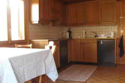 Küche/Küchenzeile in der Unterkunft Alpia 26 - Zwei Zimmerwohnung in traditionellem Walliser Haus