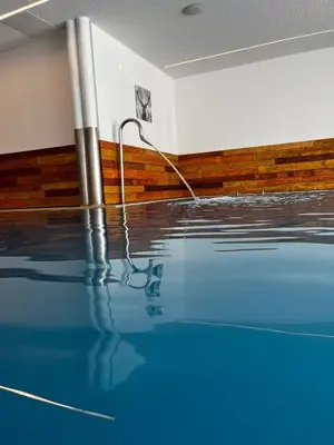 Der Swimmingpool an oder in der Nähe von Grichting Hotel & Serviced Apartments