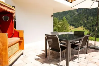 Ein allgemeiner Bergblick oder ein Berglick von des Chalets aus