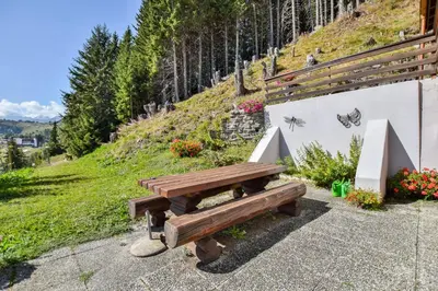 Ein Garten an der Unterkunft Waldesrand Bättlihorn