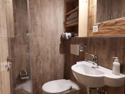 Ein Badezimmer in der Unterkunft Apartment Lärchehuus by Interhome