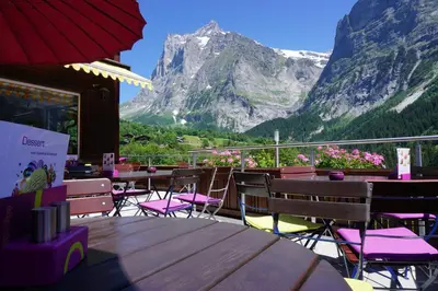 Ein allgemeiner Bergblick oder ein Berglick von des Gasthauses aus