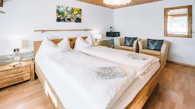 Ein Bett oder Betten in einem Zimmer der Unterkunft Hotel Paradis-Leukerbad-Therme
