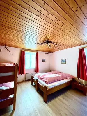 Ein Bett oder Betten in einem Zimmer der Unterkunft Hotel Tourist