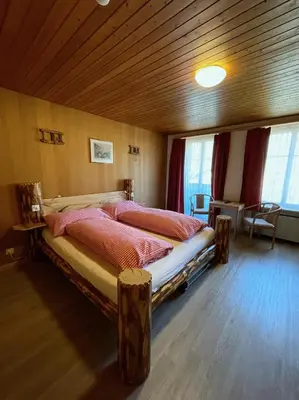 Ein Bett oder Betten in einem Zimmer der Unterkunft Hotel Tourist