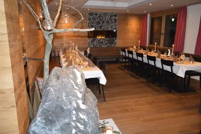 Ein Restaurant oder anderes Speiselokal in der Unterkunft Hotel Edelweiss