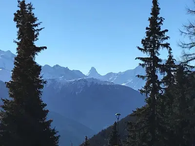 Ein allgemeiner Bergblick oder ein Berglick von der Ferienwohnung aus