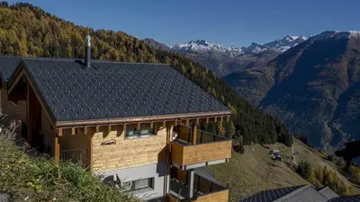 Ein allgemeiner Bergblick oder ein Berglick von des Chalets aus