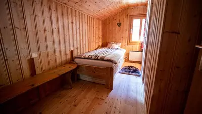 Ein Bett oder Betten in einem Zimmer der Unterkunft Izba