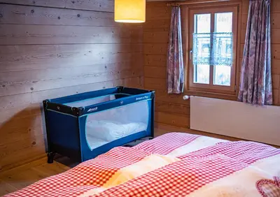 Ein Bett oder Betten in einem Zimmer der Unterkunft Chalet Rösi - Ferienwohnung mit Hot Pot & Bergsicht
