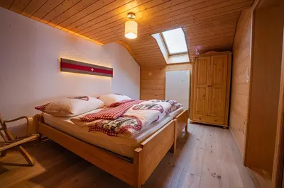 Ein Bett oder Betten in einem Zimmer der Unterkunft Chalet Rösi - Ferienwohnung mit Hot Pot & Bergsicht