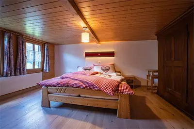 Ein Bett oder Betten in einem Zimmer der Unterkunft Chalet Rösi - Ferienwohnung mit Hot Pot & Bergsicht