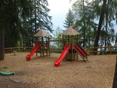 Ein Kinderspielbereich in der Unterkunft The purple fox's family home - Veysonnaz