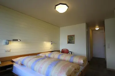 Ein Bett oder Betten in einem Zimmer der Unterkunft Hotel Sunnehüsi