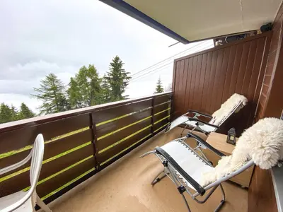 Ein Balkon oder eine Terrasse in der Unterkunft Studio Apartment Alpine Lodge (36m2) - Bettmeralp - Ski in/out - South facing, overlooking the Alps