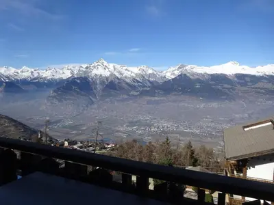 Ein allgemeiner Bergblick oder ein Berglick von der Ferienwohnung aus