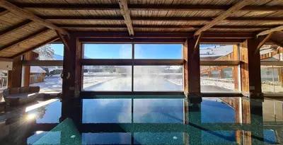 Der Swimmingpool an oder in der Nähe von Etrier