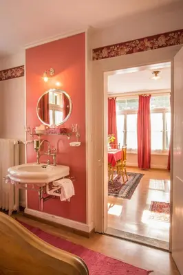 Ein Sitzbereich in der Unterkunft Historic Hotel Falken
