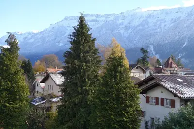 Ein allgemeiner Bergblick oder ein Berglick von des Bed & Breakfasts aus
