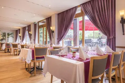 Ein Restaurant oder anderes Speiselokal in der Unterkunft Hotel Kreuz Lenk