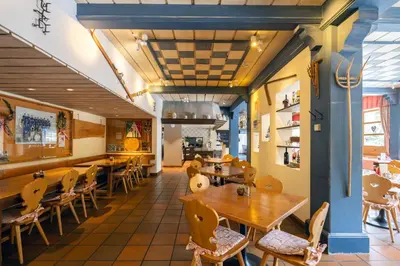 Ein Restaurant oder anderes Speiselokal in der Unterkunft Hotel Kreuz Lenk