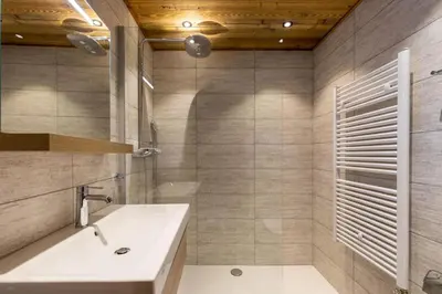 Ein Badezimmer in der Unterkunft Apartment Etrier Recently renovated Crans-Montana