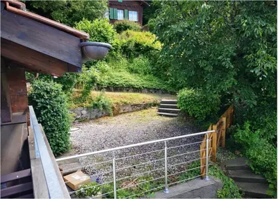 Ein Garten an der Unterkunft Chalet with panoramic views of the mountains of the Oberland and Lake Thun