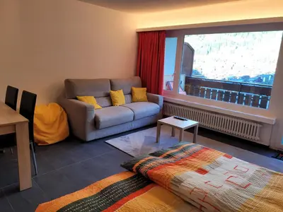 Ein Sitzbereich in der Unterkunft Studio in Zermatt mit toller Aussicht aufs Dorf
