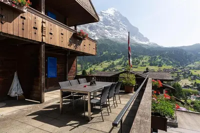 Ein allgemeiner Bergblick oder ein Berglick von der Ferienwohnung aus