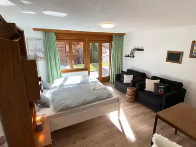 Ein Bett oder Betten in einem Zimmer der Unterkunft Haus Alpalin - adjacent studios 'Mischabel', cosy, central