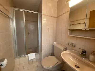Ein Badezimmer in der Unterkunft Haus Alpalin - adjacent studios 'Mischabel', cosy, central
