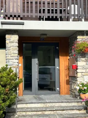 Eine Fassade oder ein Eingang zu 2,5 pièces à Haute-Nendaz, grande terrasse, piscine, sauna, tennis