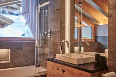 Ein Badezimmer in der Unterkunft Attico Grindelwald