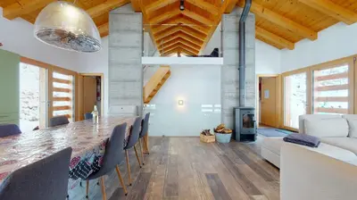 Ein Sitzbereich in der Unterkunft Modern chalet surrounded by nature in Vercorin