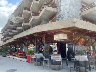 Ein Restaurant oder anderes Speiselokal in der Unterkunft La Perle Montana