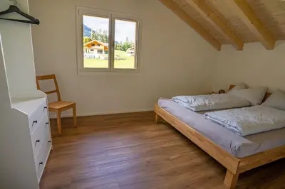 Ein Bett oder Betten in einem Zimmer der Unterkunft Chuenislodge2- zwei Balkone, gemütlicher Kamin, top Aussicht