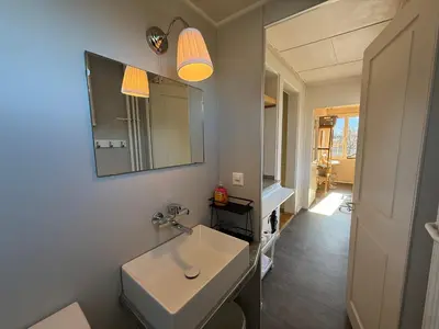 Ein Badezimmer in der Unterkunft Uptown Apartments Interlaken free Parking