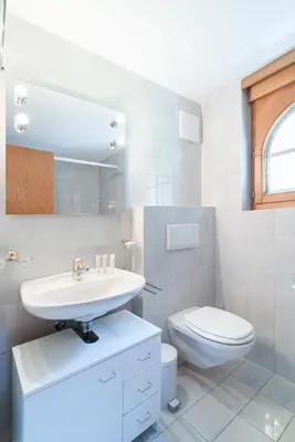Ein Badezimmer in der Unterkunft Haus Bärgbach by Zermatt Premium Apartments
