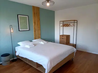 Ein Bett oder Betten in einem Zimmer der Unterkunft Studio lumineux bien placé en ville de Sion