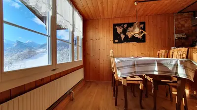 Ein allgemeiner Bergblick oder ein Berglick von der Ferienwohnung aus
