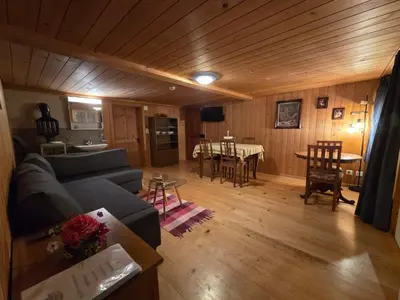 Ein Sitzbereich in der Unterkunft Adlerhorst - Apartment im Niedersimmental