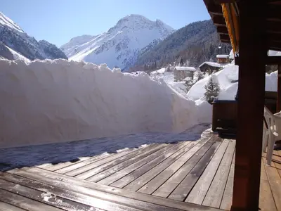 Ein allgemeiner Bergblick oder ein Berglick von des Chalets aus